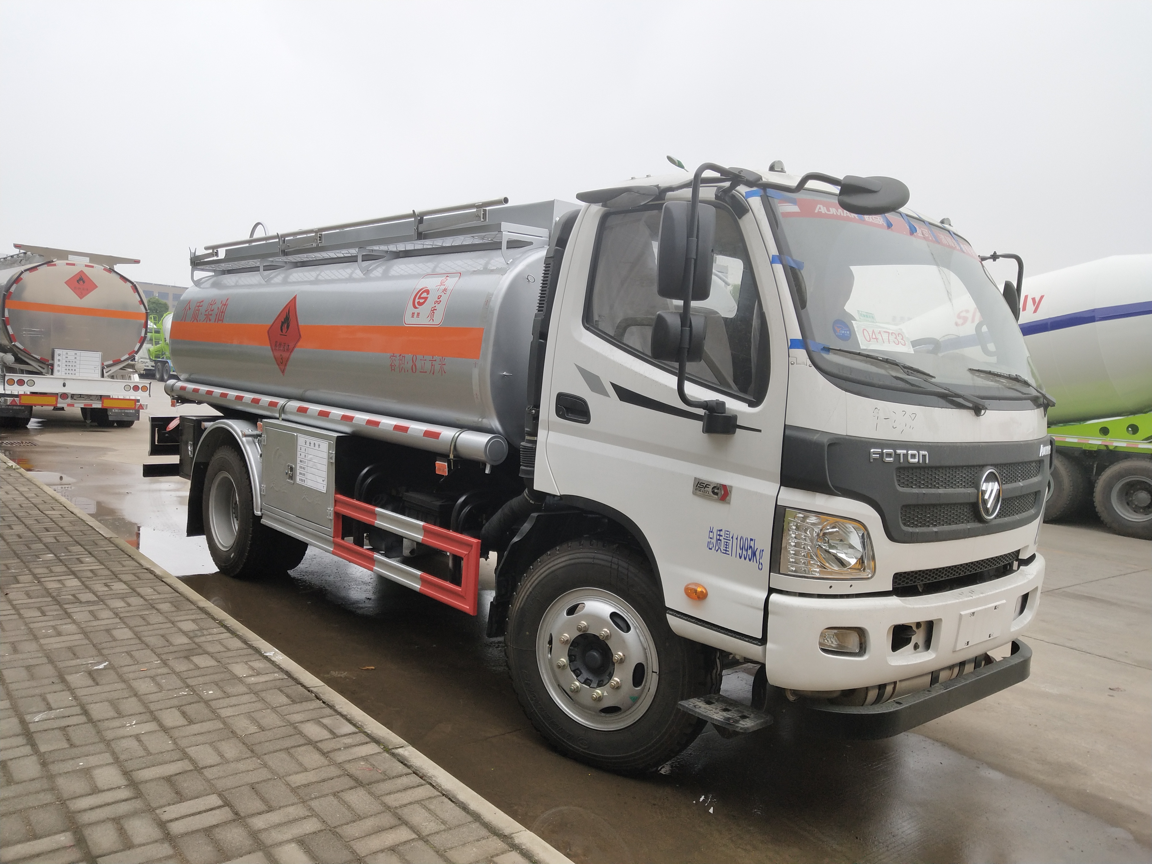 福田歐馬可8方加油車,8噸油罐車康明斯發(fā)動機
