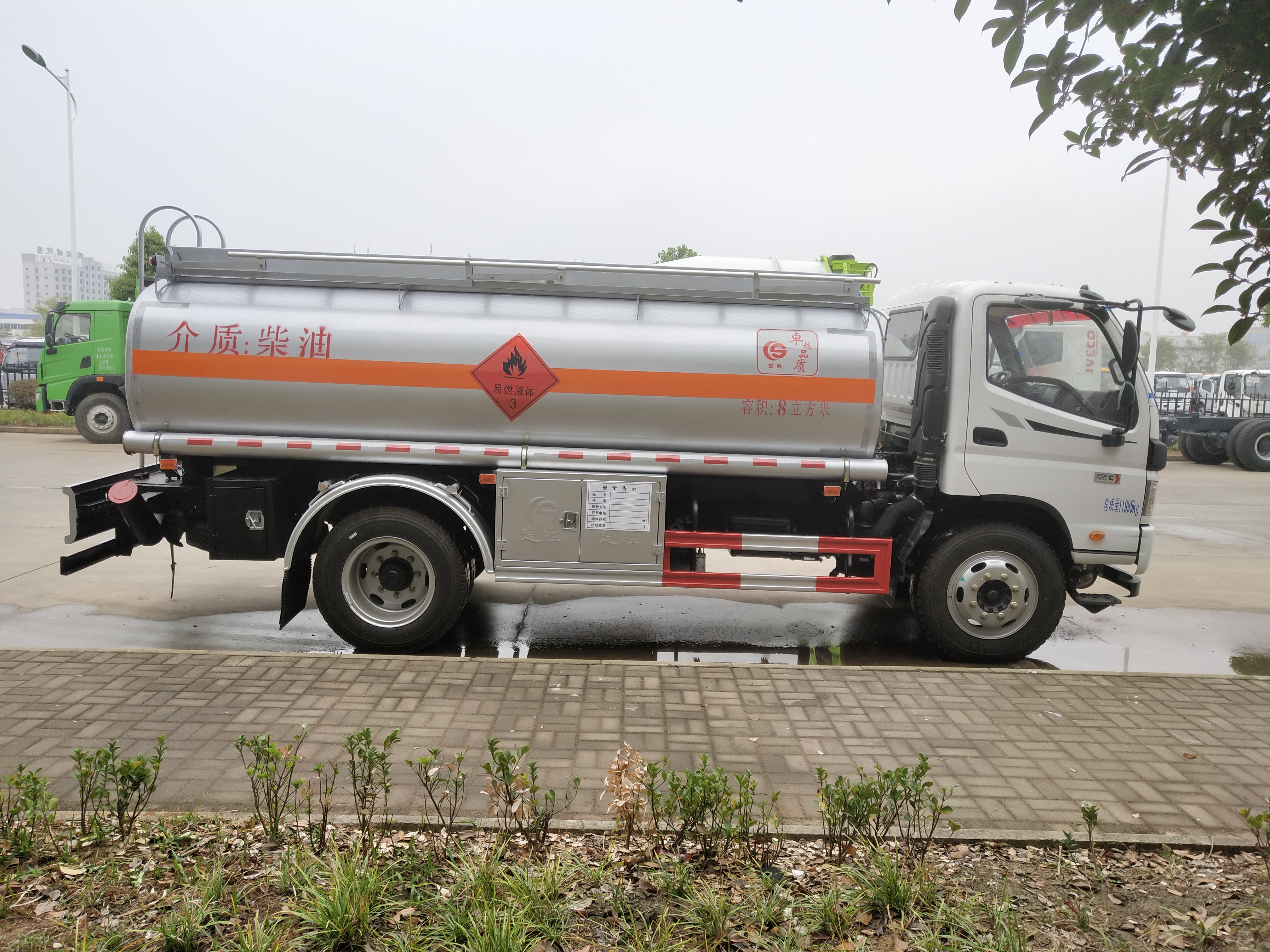 福田歐馬可8方加油車,8噸油罐車康明斯發(fā)動機