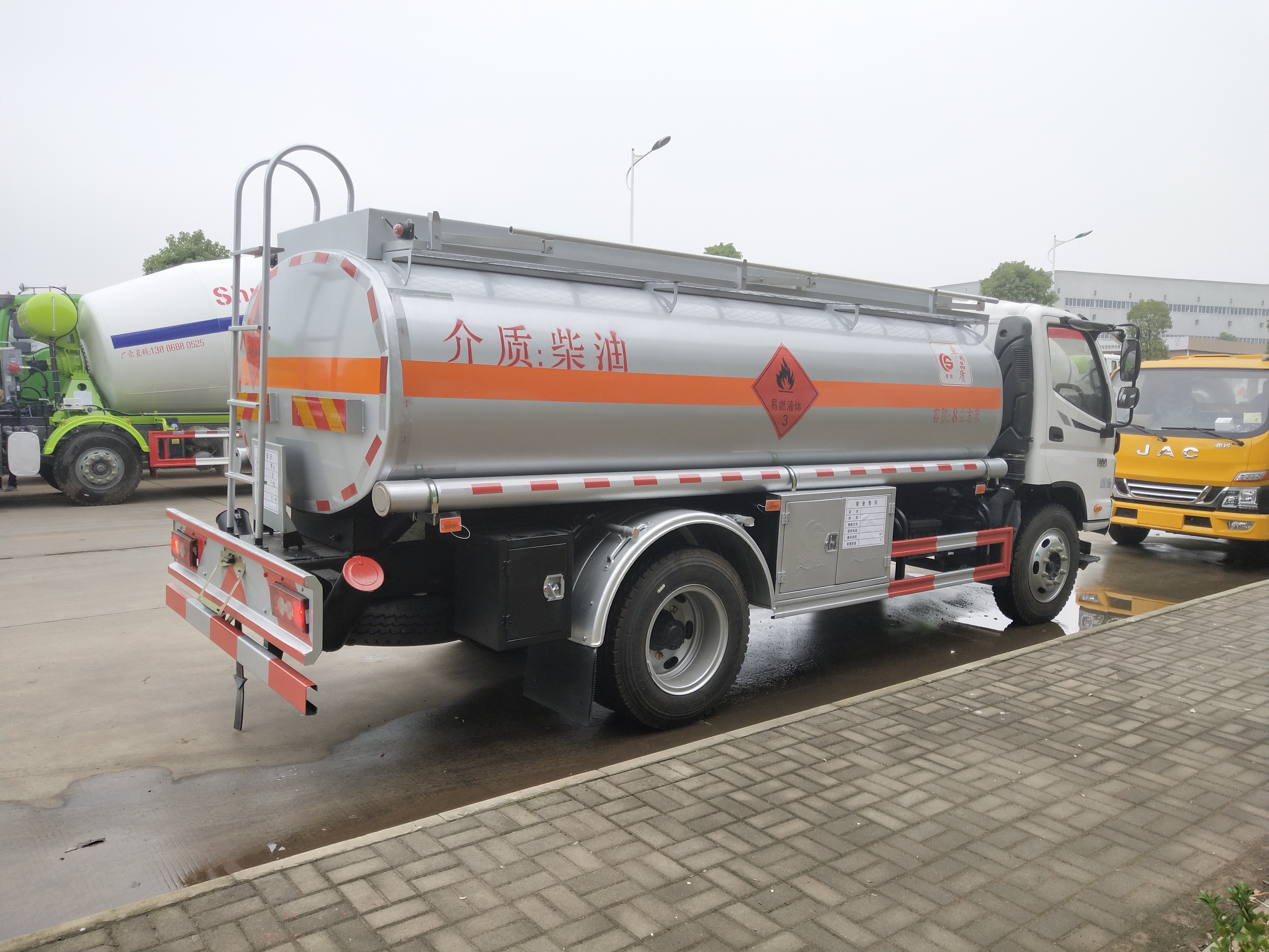 福田歐馬可8方加油車,8噸油罐車康明斯發(fā)動機