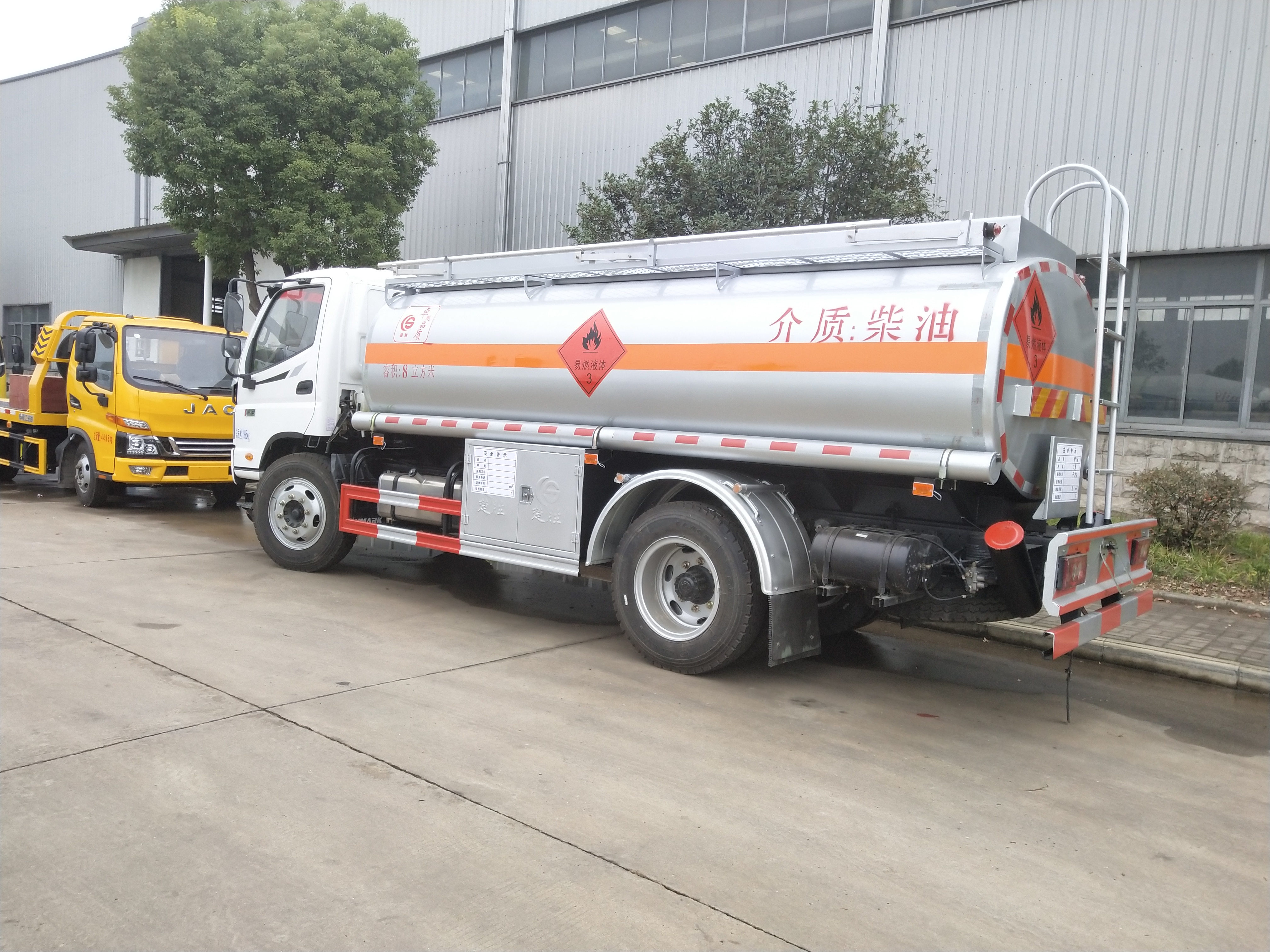福田歐馬可8方加油車,8噸油罐車康明斯發(fā)動機